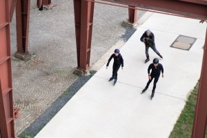 Kameramann verfolgt selber auf Inline Skates zwei Inline Skater in der Zeche Zollverein Essen
