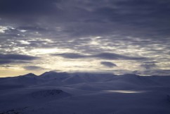 Uralgebirge mit Wolken und einem Sonnenloch