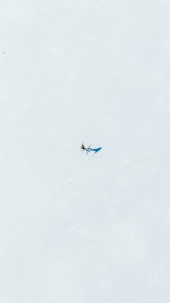 Langläufer Max Olex auf einem zugefrorenen See
