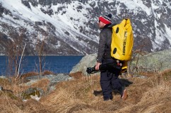 Kameramann in Norwegen schleppt großen Rucksack damit alles trocken bleibt.