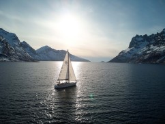 Segelboot im Fjord