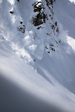 Freeride Ski Pro Max Kroneck fährt vor einer Lawine