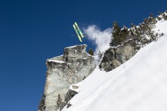 Freeride Ski Pro Max Kroneck mit einem Backflip über einen Felsen