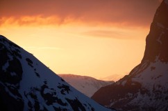 Sonnenuntergang mit zwei Skifahrern in Norwegen