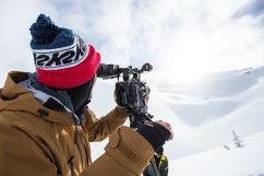 Kameramann hinter der Kamera bei Skifilmaufnahmen