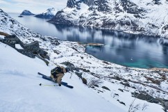 Skifahrer in Norwegen mit Boot im Hintergrund