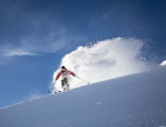 Freeride Ski Pro Roman Rohrmoser mit Schneewolke