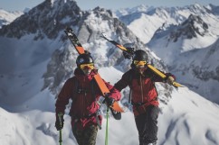 Freeride Ski Pros Felix Wiemers und Roman Rohrmoser beim Aufstieg