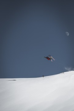 Freeride Ski Pro Felix Wiemers mit einen frontflip und Mond im Hintergrund