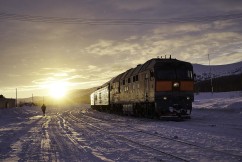 Zug im nördlichen Uralgebirge bei Sonnenuntergang