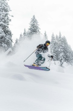Freeride Skier Felix Wiemers genießt den frischen gefallenen Powder
