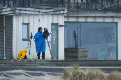 Kameramann filmt Windsurfer von Land bei viel WInd im Winter