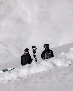 Kameramann bespricht die nächste Szene mit dem Freeride Ski Pro Felix Wiemers