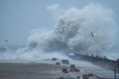 Eine Welle trifft bei viel Wind auf Land in Dänemark