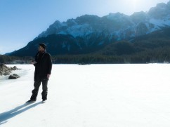 Kameramann checkt die Bedingungen auf dem Eis