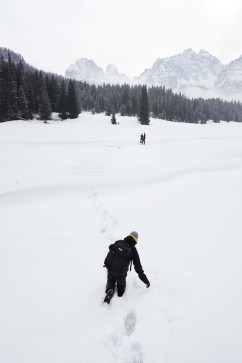 Kameramann läuft durch den Schnee zu Langläufern