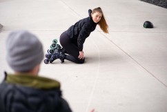 Kameramann bespricht sich mit dem Inline Skate Model