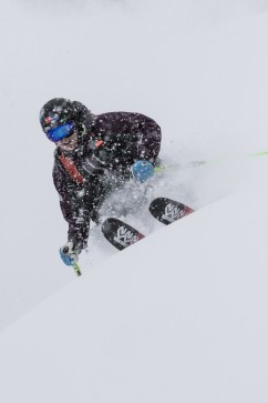Freeride Ski Pro Felix Wiemers im Powder in Japan