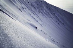 Freeride Ski Pro fährt im Ural einen Hang hinab