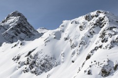 Freeride Ski Pro Max Kroneck mit Sprung über Felsen