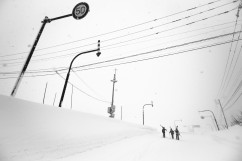 Verschneite Straße in Japan