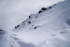 Freeride Ski Pro fährt im Ural einen Hang hinab